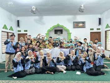 Mahasiswa-Farmasi-UNS-Kenalkan-Bahaya-Kosmetik-Ilegal-dan-Profesi-Apoteker-kepada-Warga-Mojosongo-Surakarta